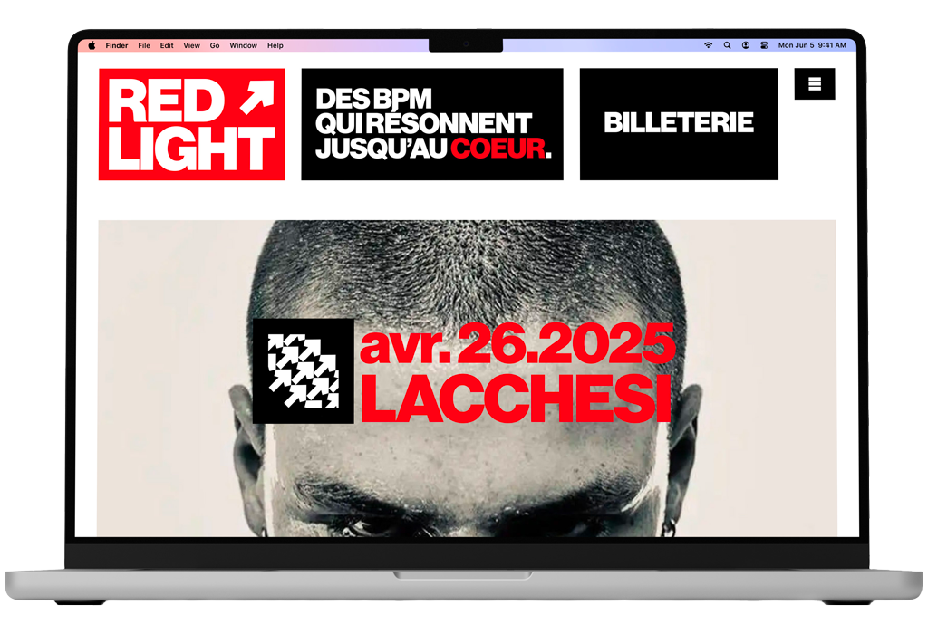 Un ordinateur portable macbook pro avec la page d'accueil du site internet de red light