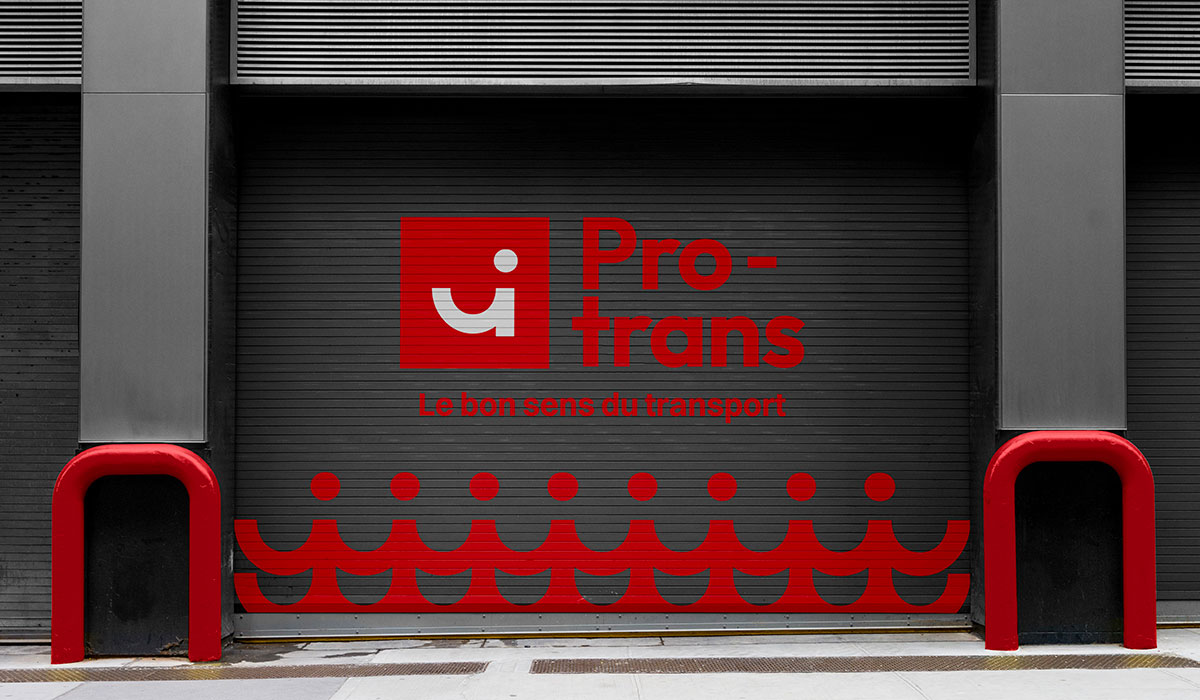 Logo pro-trans peint sur la rideau métallique de l'entreprise.