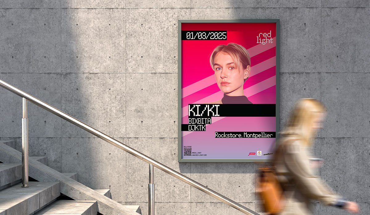 Affiche d'une soirée Red Light mise en situation dans la rue.